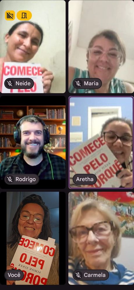 Encontro online com participantes segurando o livro Comece pelo Porquê