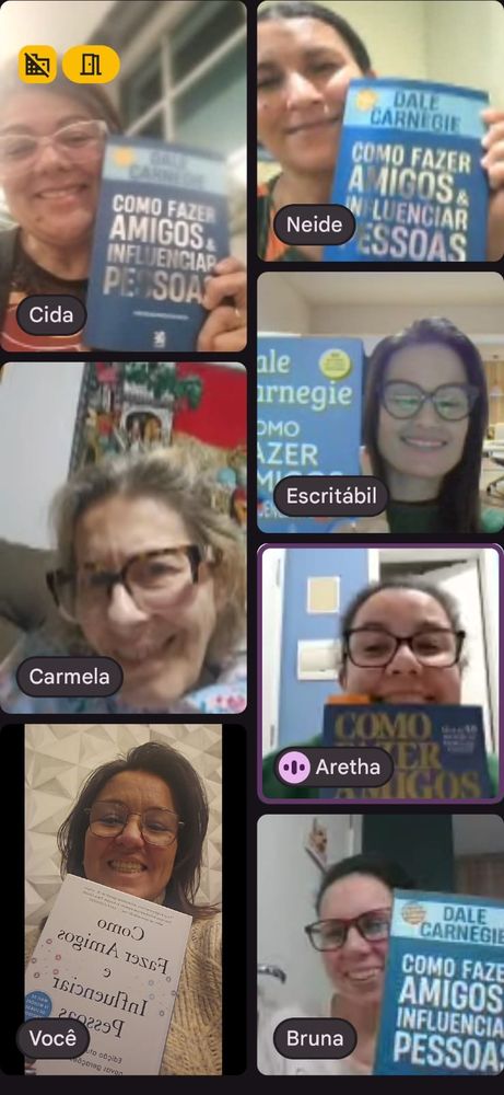 Encontro online com participantes segurando o livro Como Fazer Amigos e Influenciar Pessoas